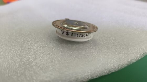 VS-ST303C12CFK0 1200V 300A IGBT Module Vce ((sat) ต่ําเสีย ความแข็งแรงสูง NTC รวดเร็วที่บูรณาการ สําหรับเครื่องขับเคลื่อนอุตสาหกรรมและ UPS Inverters