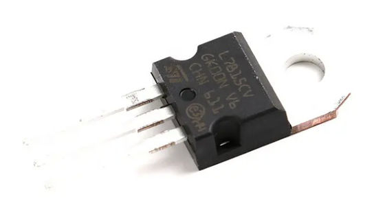 L7815CV-DG 15V 1.5A ระบบควบคุมเส้นตรง TO-220 การป้องกันความร้อน/วงจรสั้น ± 4% ความแม่นยํา -40°C ถึง +125°C