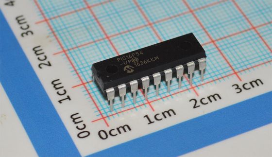 PIC16F54-I/P RISC MCU 8 บิต 20MHz 512x12 Flash 25B RAM 12 I/O DIP-18 2-5.5V -40°C~125°C พลังงานต่ํา < 2mA