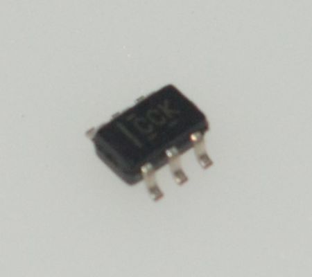 SN74LVC2G04DCKR เกตอินเวอร์เตอร์คู่ พร้อมแรงดันไฟฟ้ากว้าง 1.65V ถึง 5.5V ไดรฟ์เอาต์พุต 32mA พลังงานต่ำพิเศษ ความเร็ว 3.4ns แพ็คเกจ Tiny SC-70 และการป้องกัน ESD สำหรับการออกแบบที่จำกัดพื้นที่