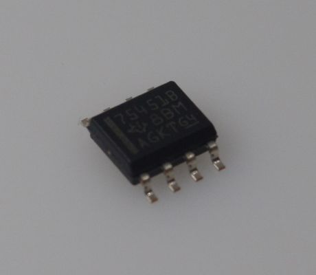 SN75451BDR IC ไดรฟ์ปริมณฑลแบบสองแบบ 300mA ไซค์ / แหล่งกระแส 4.5V-36V ระยะความดันความยืดกว้าง TTL / CMOS รองรับการป้องกันความร้อนและความคุ้มกันเสียงสูงสําหรับการควบคุมมอเตอร์ / รีเล่