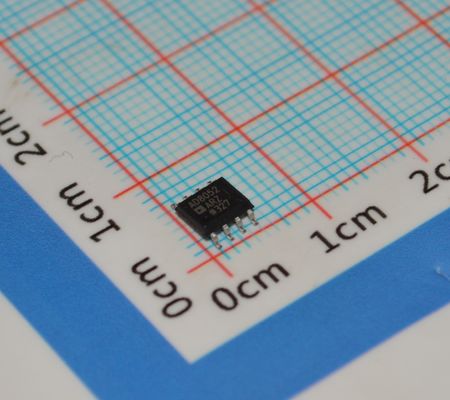 AD8052AR ออปแอมป์ความเร็วสูง 300MHz สัญญาณรบกวนต่ำ 4.5nV/√Hz การทำงาน 5V เอาต์พุตแบบ Rail-to-Rail การบิดเบือนต่ำ และไดรฟ์เอาต์พุต 160mA สำหรับบัฟเฟอร์วิดีโอ/ADC
