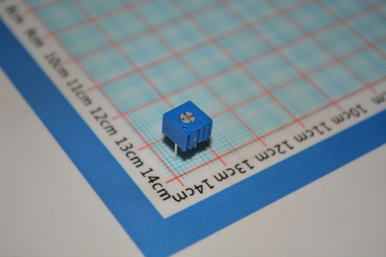 3362P-1-102LF ทริมพอต 1kΩ โพเทนชิออมิเตอร์ความแม่นยำ 10 รอบ ±10% ความคลาดเคลื่อนแบบติดตั้งผ่านรู องค์ประกอบเซรามิกเมท ปรับได้เชื่อถือได้ เหมาะสำหรับการสอบเทียบและการปรับแต่งวงจร