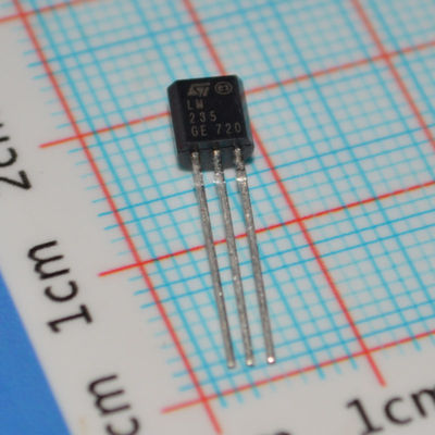 LM235Z เซนเซอร์อุณหภูมิเซลเซียสความแม่นยํา 1°C ความแม่นยํา 2°C ถึง 150°C ระยะเส้น 10mV/°C ผลิตง่าย ปรับขนาด กว้าง 4V-30V แพ็คเกจ TO-92