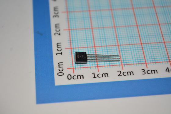 LM235Z เซนเซอร์อุณหภูมิเซลเซียสความแม่นยํา 1°C ความแม่นยํา 2°C ถึง 150°C ระยะเส้น 10mV/°C ผลิตง่าย ปรับขนาด กว้าง 4V-30V แพ็คเกจ TO-92