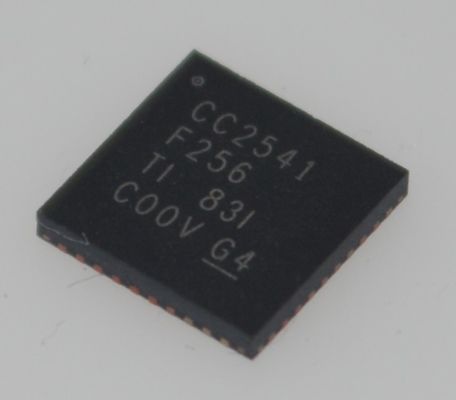 CC2541F256RHAR โบลูธูท 4.0 พลังงานต่ํา SoC 256KB แฟลช 8KB แรม พลังงาน 8051 MCU เครื่องรับเสียง RF ที่บูรณาการ พลังงานต่ําสุด สตั๊กบลูธูทเต็ม อินเตอร์เฟซเซอร์ระดับสูง เหมาะสําหรับ IoT / Wearables