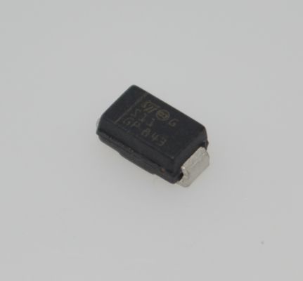 STPS1H100A 1A 100V Power Schottky Rectifier แรงดันไฟฟ้าตกคร่อมไปข้างหน้าต่ำมาก ความสามารถในการทนกระแสไฟกระชากสูง ได้รับการรับรอง AEC-Q101 ปราศจากฮาโลเจน ป้องกัน ESD -65 ถึง 175°C TJ แพ็คเกจ SOD-123FL