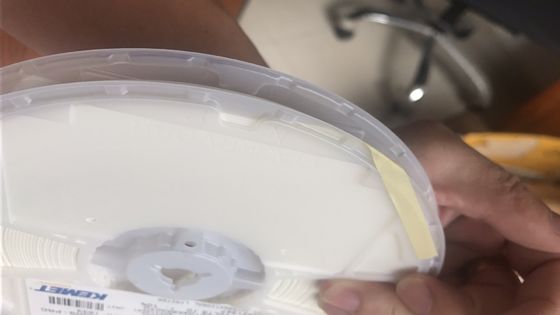 C0603C221J5GACTU 220pF 50V C0G/NP0 0603 MLCC พร้อมความอดทน 5% ผลงานที่มั่นคงมาก ความถี่สูง ความสูญเสียต่ํา -55 °C ถึง +125 °C ระยะความสอดคล้องกับ RoHS