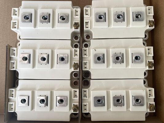 SKM400GAR12E4 1200V 400A IGBT Module Vce ((sat) ต่ํา ความแข็งแรงของวงจรสั้นสูง ความสูญเสียการสลับต่ํา ความโดดเดี่ยวสูง เกรดอุตสาหกรรมสําหรับเครื่องเปลี่ยนแสงอาทิตย์และ UPS พลังงานสูง