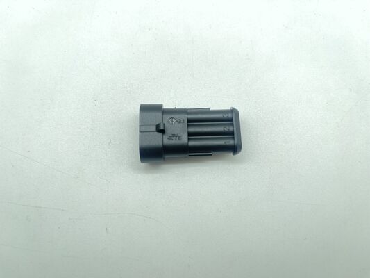 282105-1 3 ตําแหน่ง 5.0 มิลลิเมตร Pitch Wire-to-Board Header Vertical Through Hole Covered Friction Lock Polarized 9A rating สําหรับเครื่องไฟฟ้าและเครื่องควบคุมอุตสาหกรรม